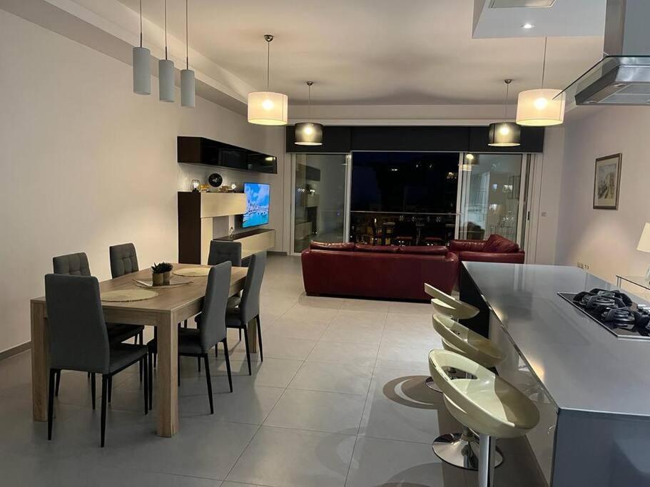Seafront Two Bedroom Apartment Saint Julian's Luaran gambar