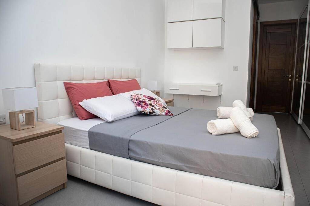 Seafront Two Bedroom Apartment Saint Julian's Luaran gambar